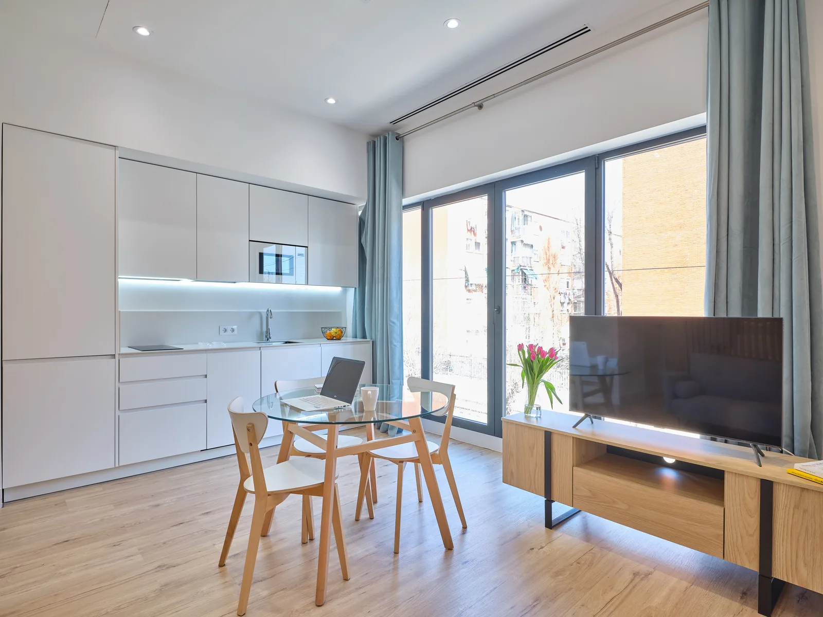 Matrimonial Suite — Equipped kitchen, dining area and large window, Paseo Suites Madrid