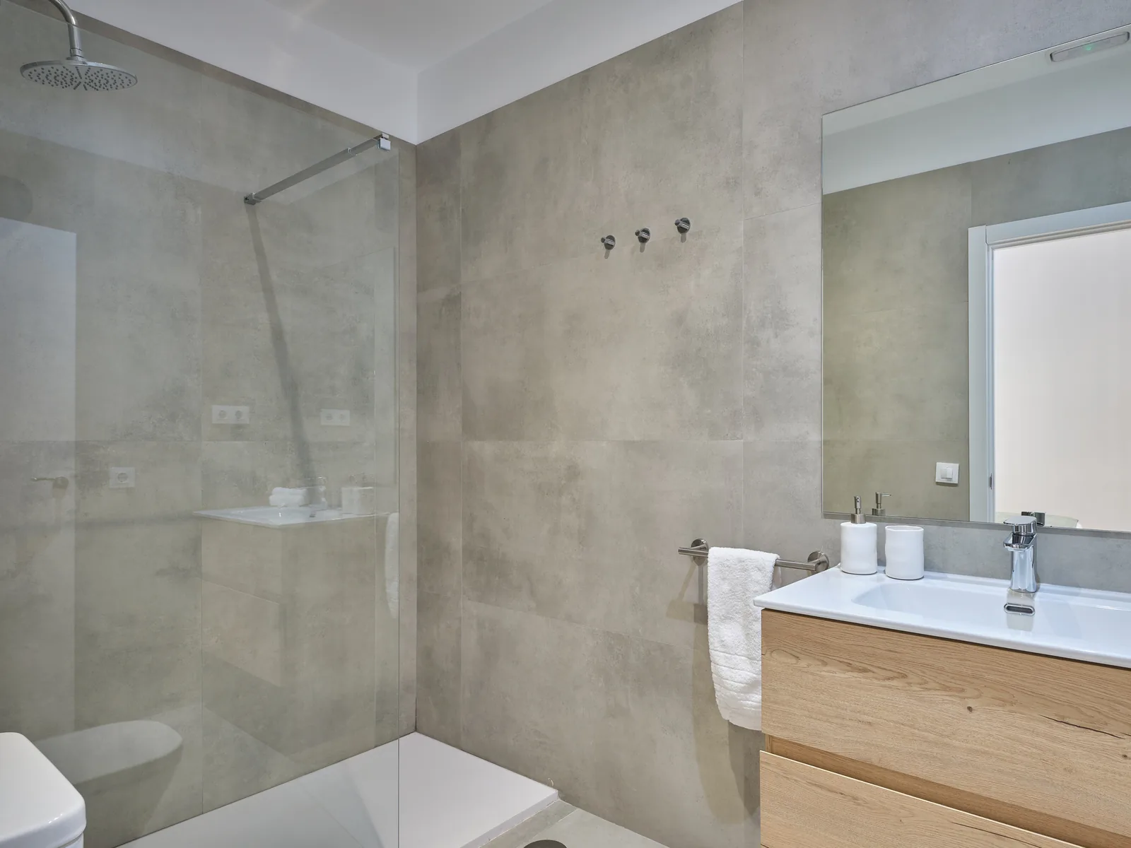 Matrimonial Suite — Bathroom with rainfall shower and washbasin, Paseo Suites Madrid